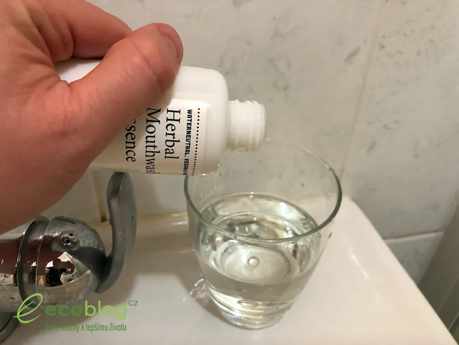 Skleněná lahvička Hydrophil ústní vody jako součást zero waste ústní hygieny