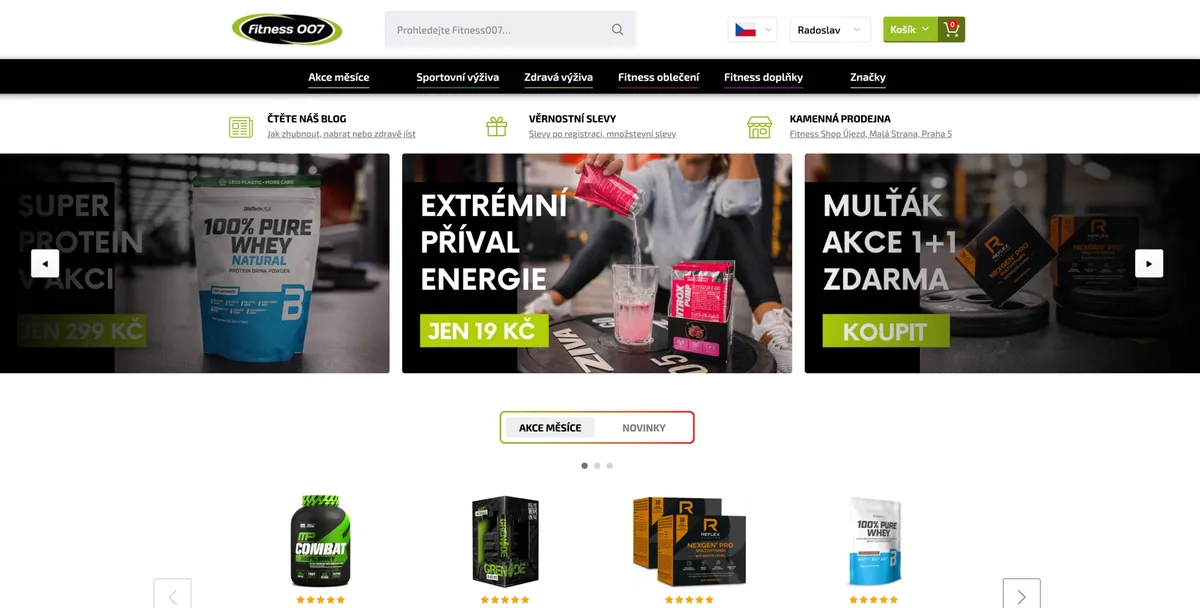 Krabice s produkty z e-shopu Fitness007 po doručení, připravená na test