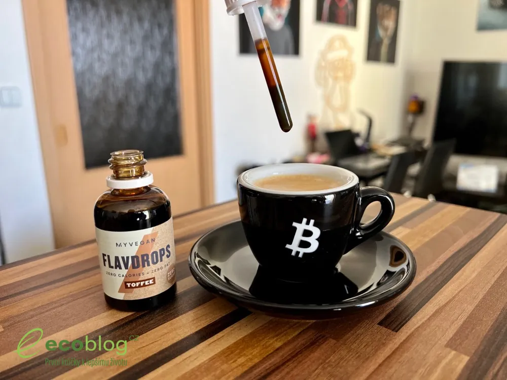 Kapátko FlavDrops při dávkování kapek do nápoje