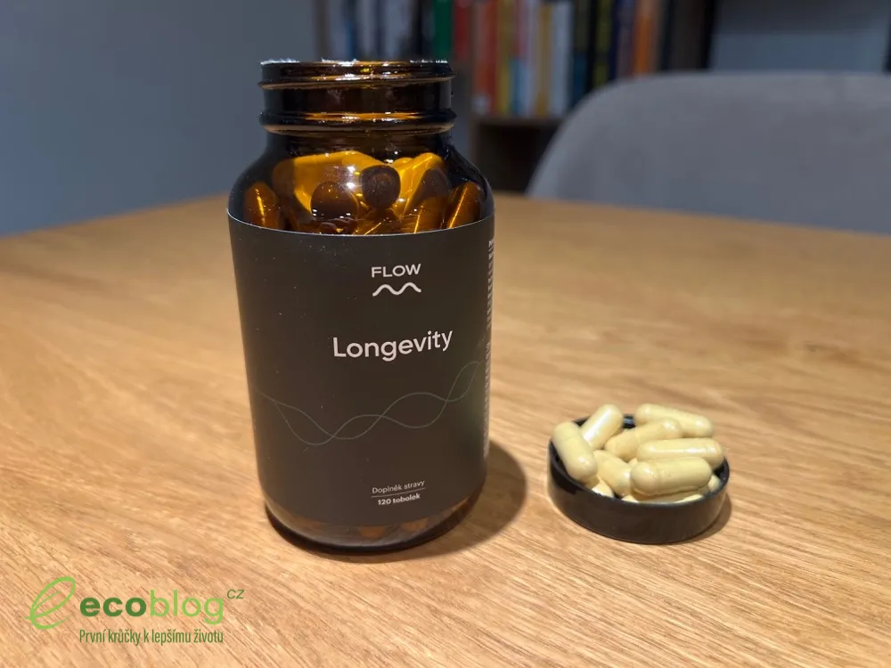 Otevřená lahvička Flow Nutrition Longevity se světlými tobolkami na víčku