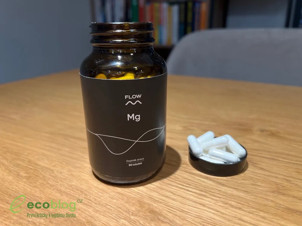 Otevřená lahvička Flow Nutrition Mg s bílými tobolkami na víčku