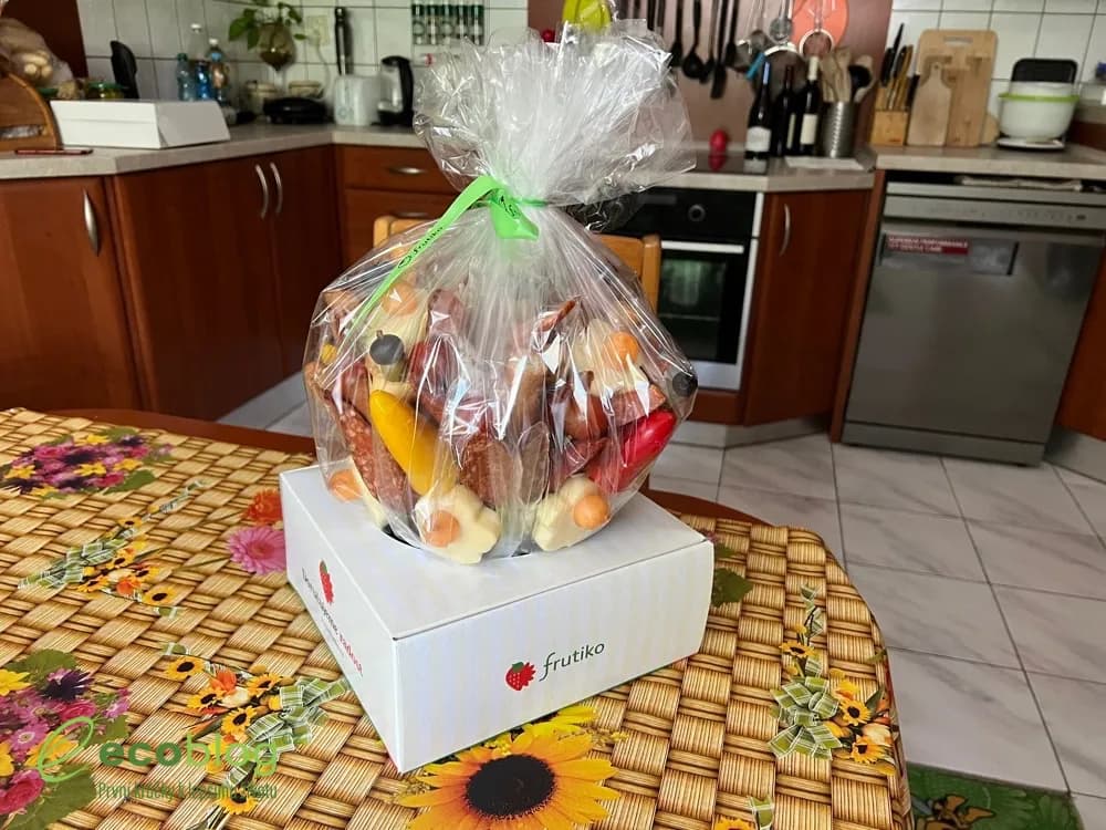 Detail kytice z uzenin Frutiko s klobásami, sýrem a cherry rajčaty