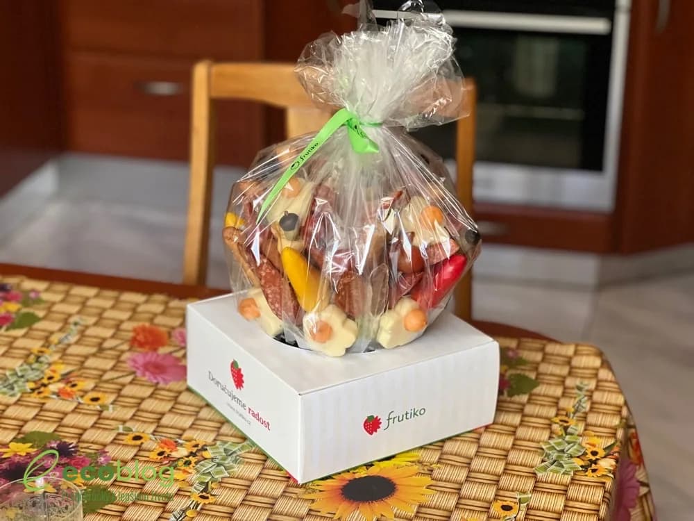 Frutiko kytice z uzenin, výběrové klobásy, sýry a ovoce naaranžované jako květina