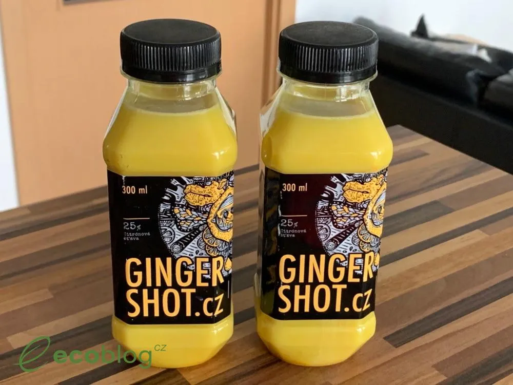 Detail lahvičky Ginger Shot se za studena lisovaným zázvorovým nápojem