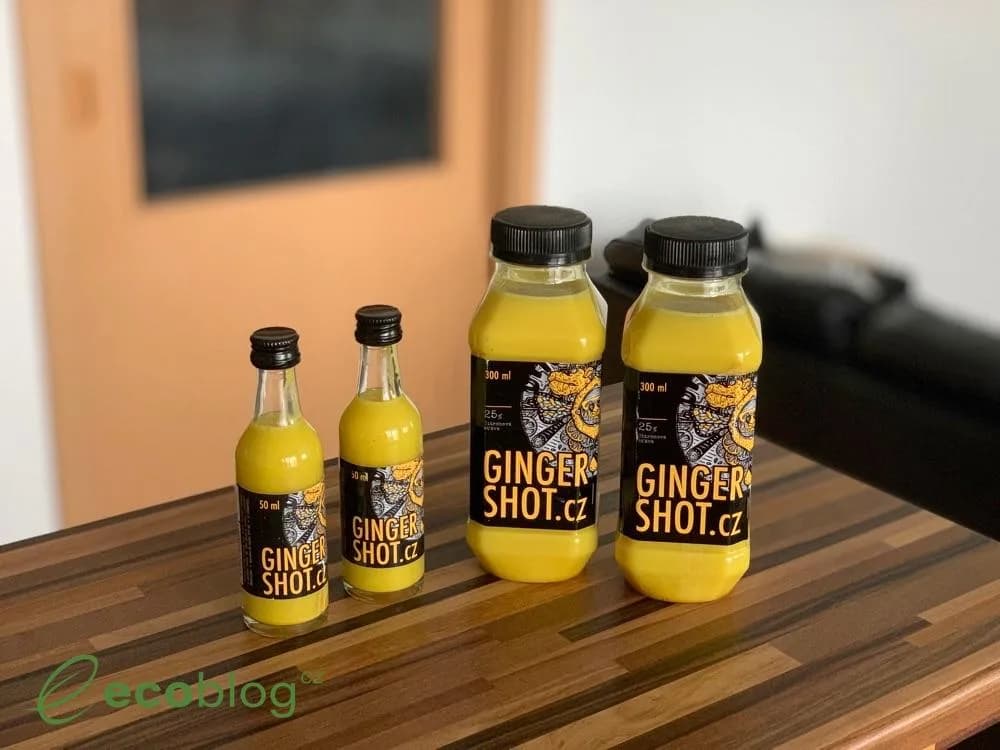 Lahvičky se za studena lisovaným zázvorovým nápojem Ginger Shot