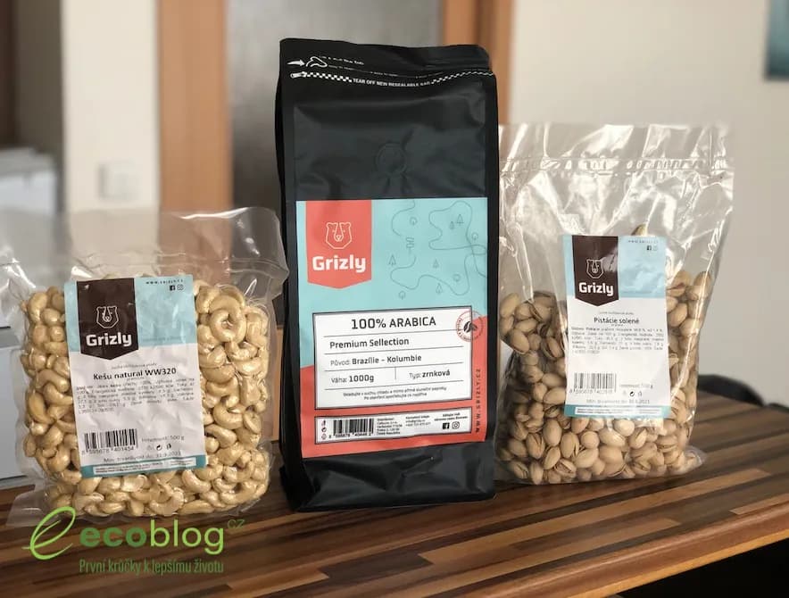 Tři produkty z e-shopu Grizly vedle sebe: kešu natural, zrnková káva Arabica a solené pistácie