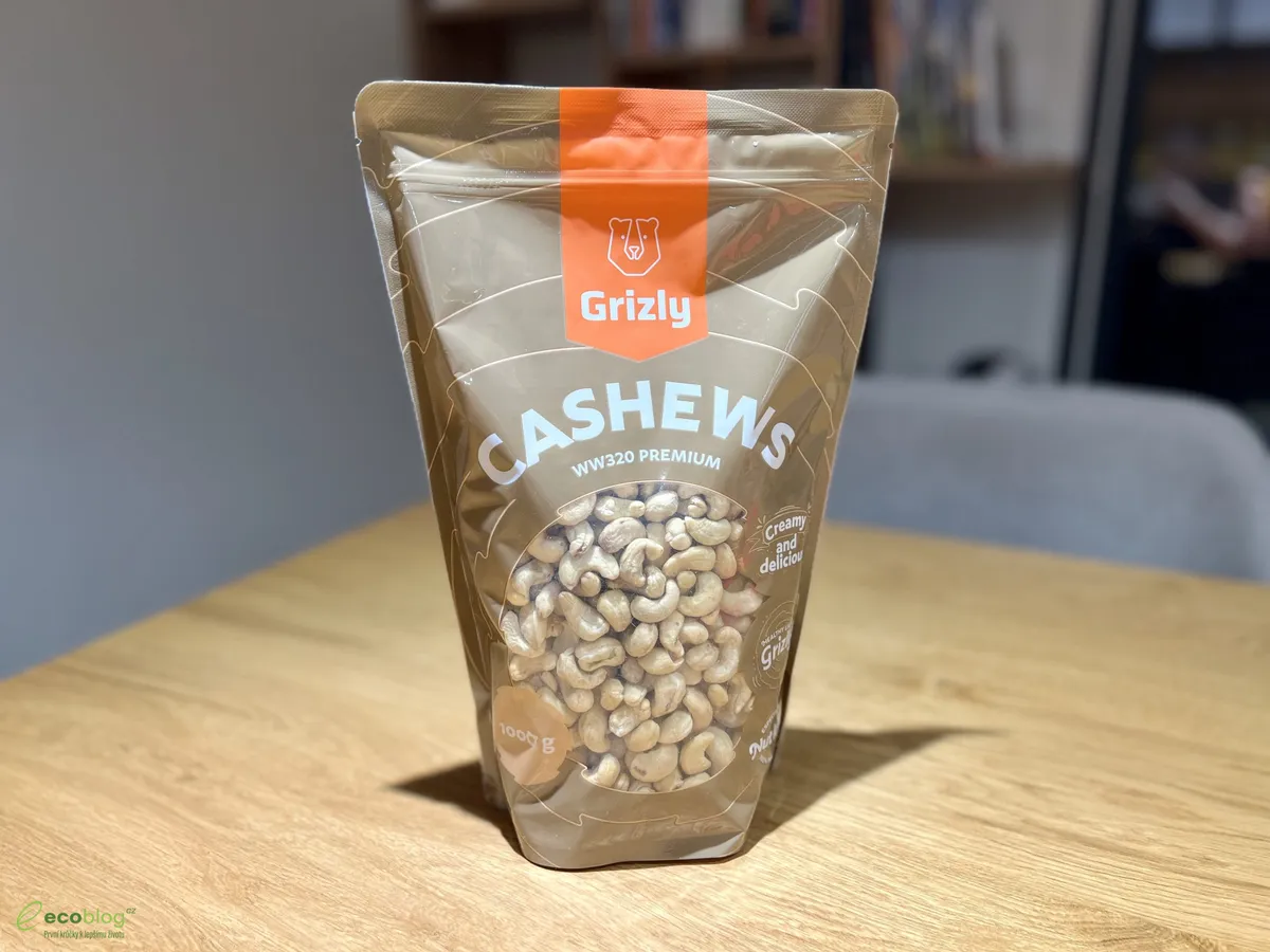 Sáček Grizly kešu natural WW320 Premium 500 g na dřevěném stole