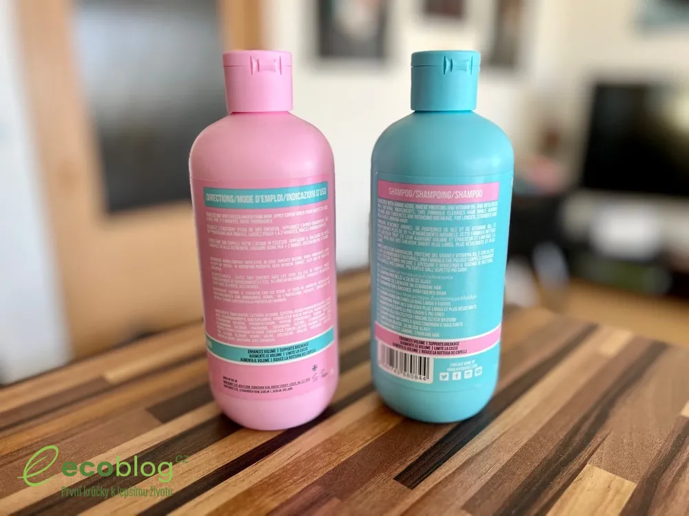 Dóza Hairburst vitamínů vedle hřebene a pramene vlasů