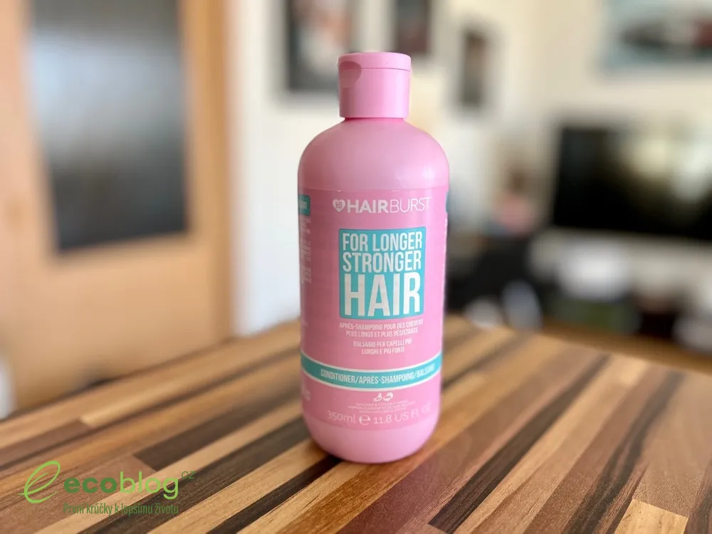 Otevřená dóza Hairburst vitamínů s vysypanými tobolkami