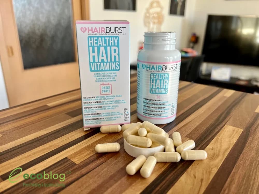 Dvě tobolky Hairburst vitamínů v dlani připravené k užití