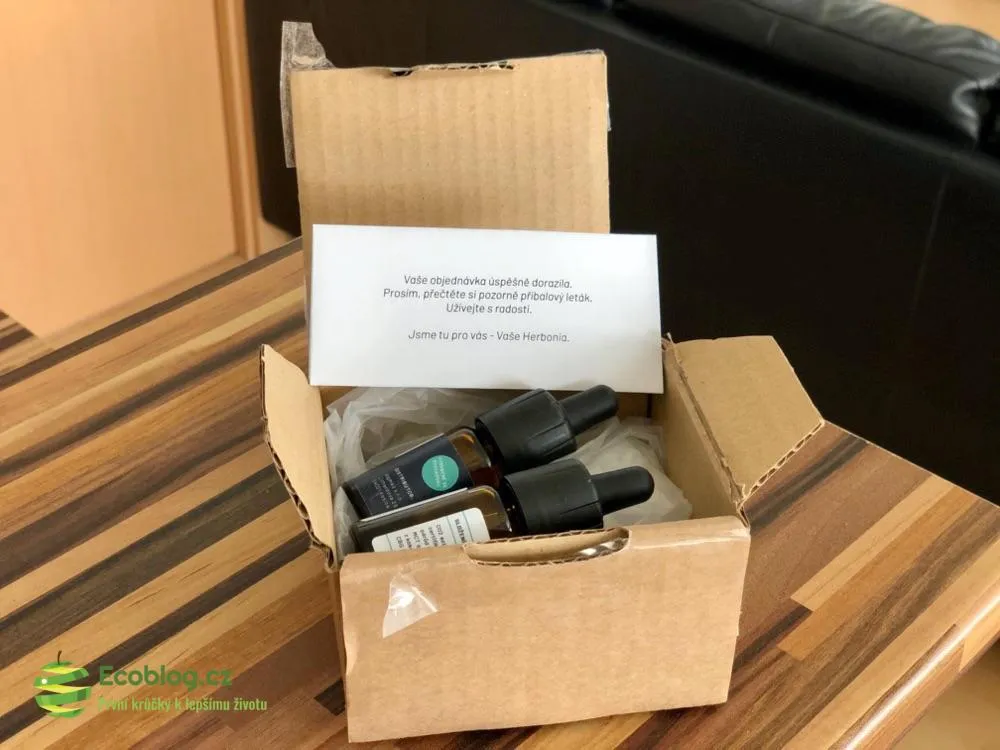 Detail CBD oleje Herbonia 10 % zlatožluté barvy s kapátkem