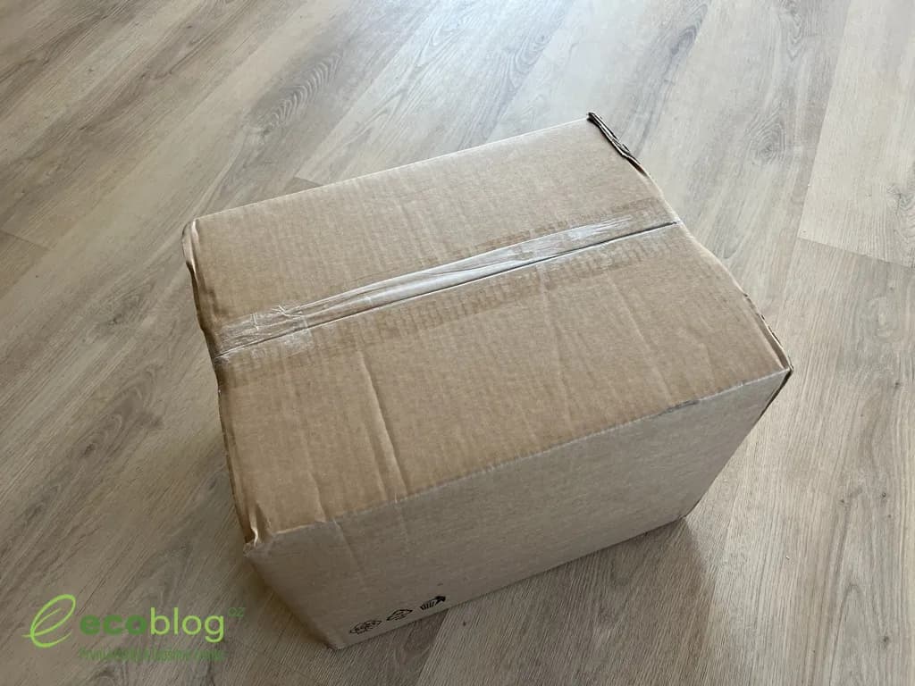 Kartonová krabice s objednávkou z e-shopu Hnojík na podlaze