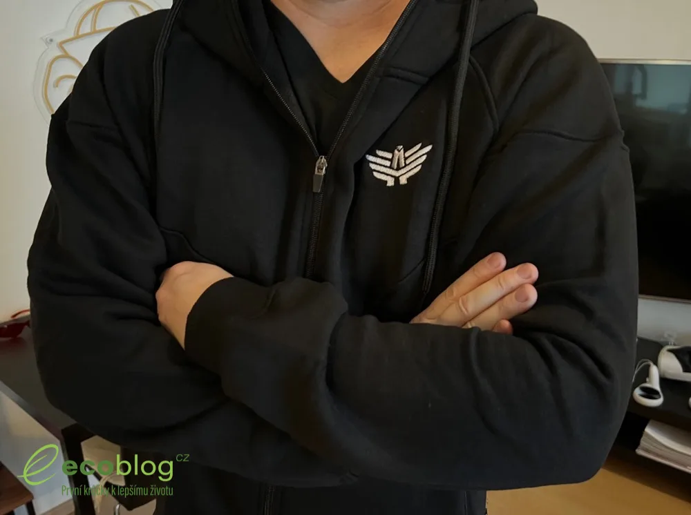 Černé fitness tričko Iron Aesthetics s bílým logem složené na dřevěném stole
