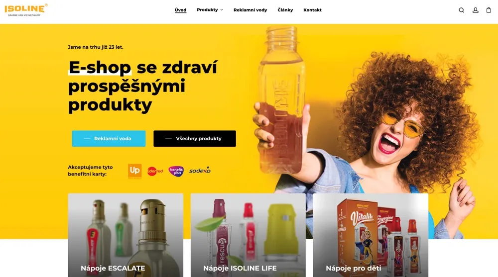 Funkční nápoje ISOLINE.LIFE, lahve a víčka s příchutěmi rozložené na stole