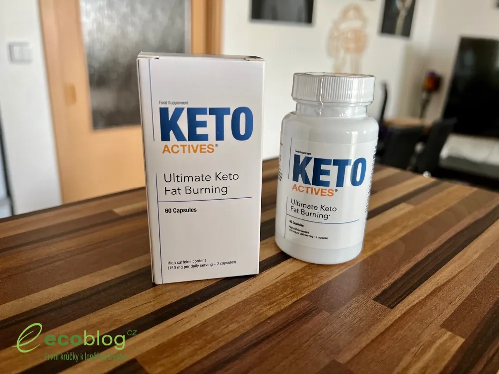 Ruka drží balení Keto Actives v kuchyni