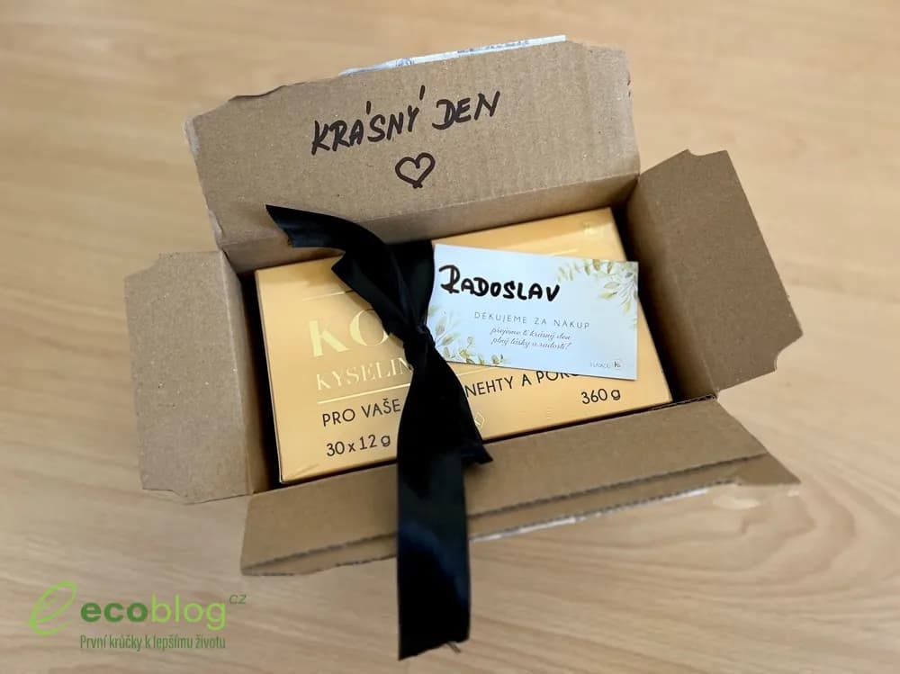 Vysypaný sáček KK Kolagen s práškem připraveným k rozmíchání