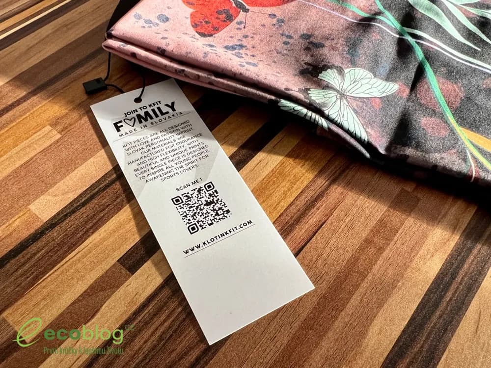 Žena v legínách KFIT Butterfly od KlotinkFit při cvičení doma