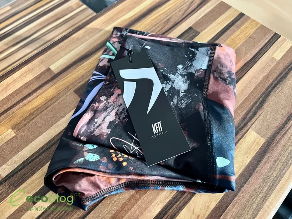 Detail výrazného motýlího potisku na fitness legínách KFIT Butterfly