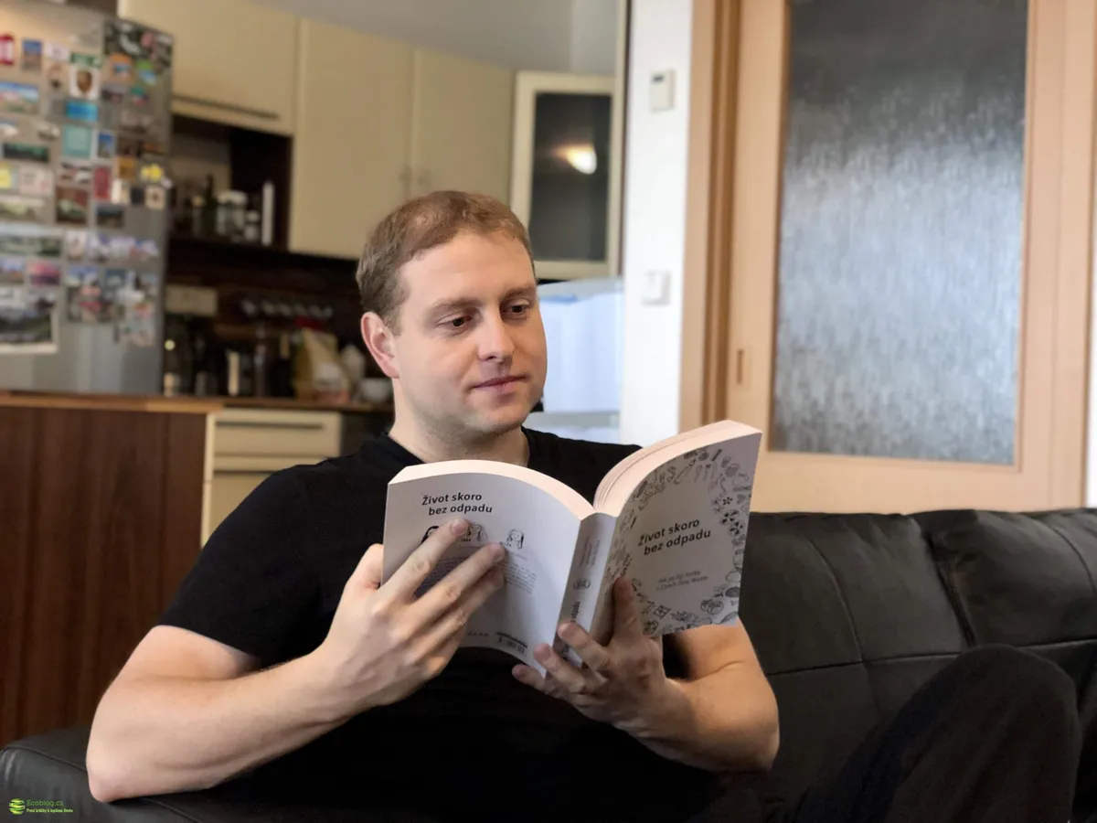 Kniha Život skoro bez odpadu otevřená na stole během čtení