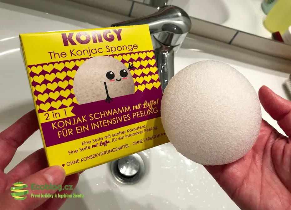Konjaková houbička Kongy připravená k čištění pleti