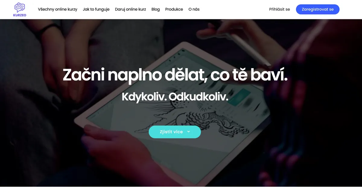 Logo a úvodní stránka vzdělávací platformy Kurzeo