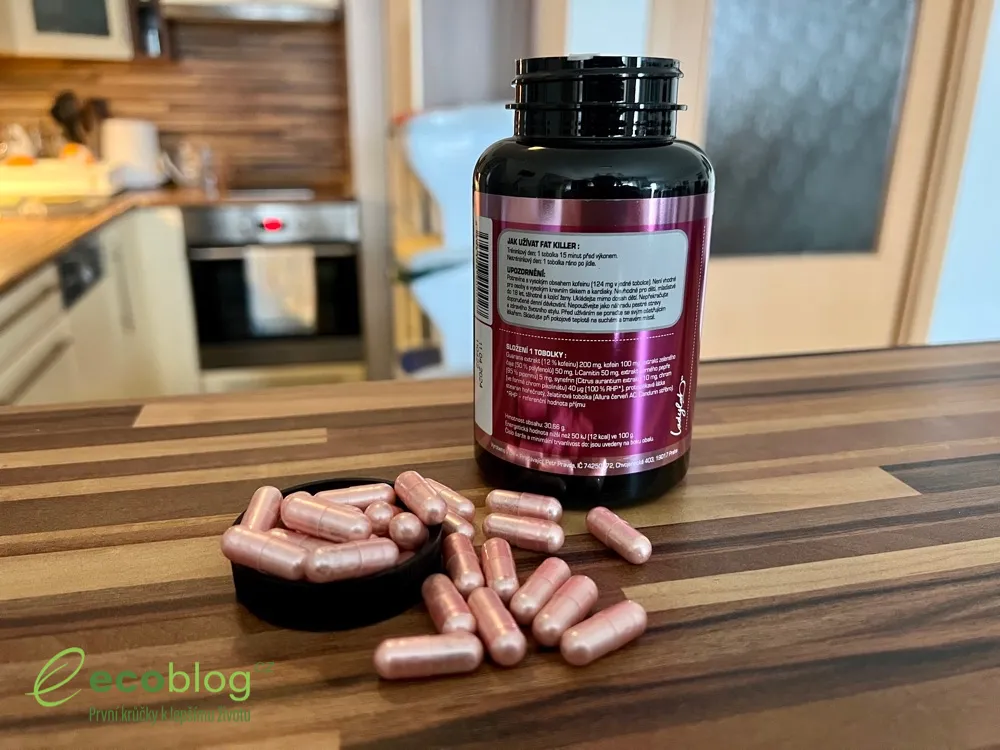 Zadní strana dózy Fat Killer se složením a dávkováním, vedle vysypané tobolky