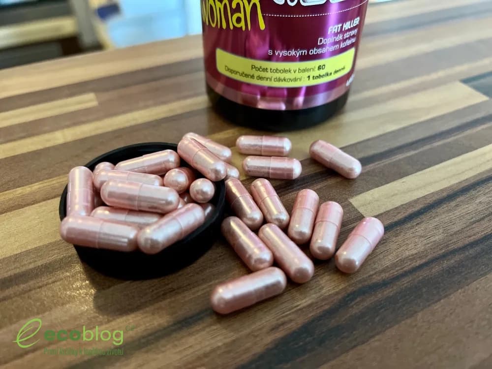 Detail růžových tobolek Fat Killer rozsypaných na dřevěné desce