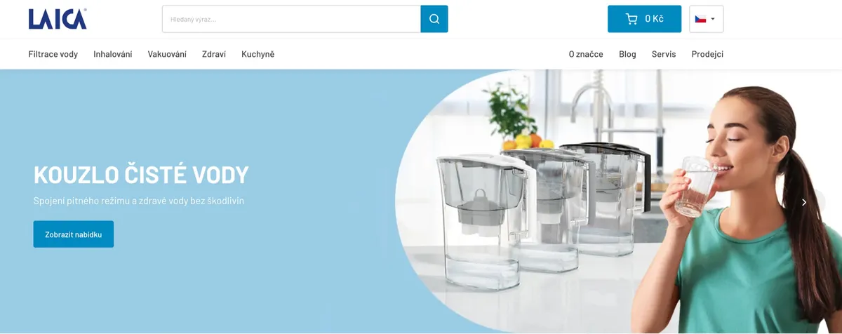 Filtrační konvice Laica Mikroplastik Stop na kuchyňské lince vedle balení náhradních filtrů