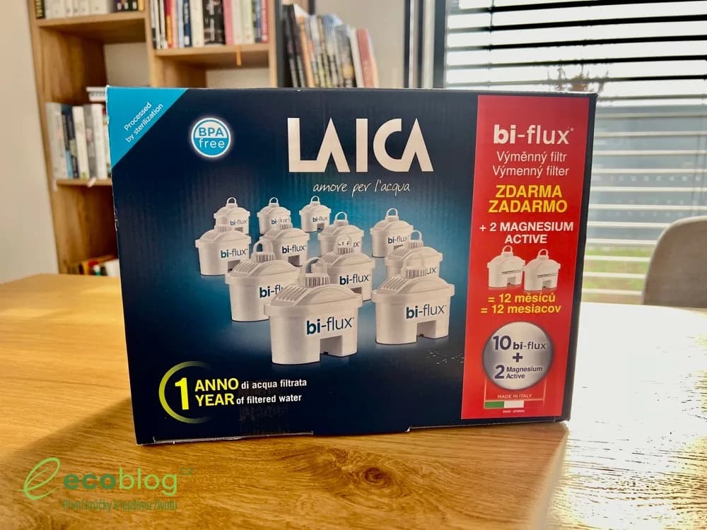 Filtrační konvice Laica Mikroplastik Stop na kuchyňské lince vedle balení náhradních filtrů
