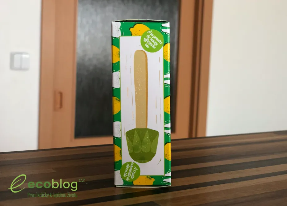 Tuhá zubní pasta Lamazuna na špejli, detail testovaného produktu