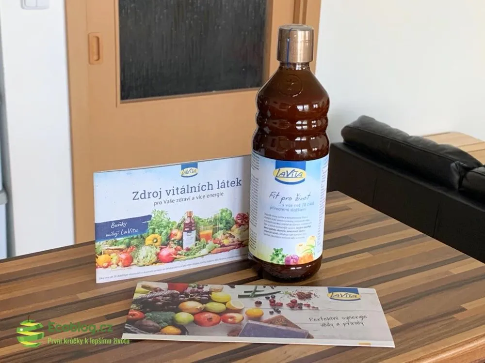 Lahev LaVita Fit pro život s informačními letáky na dřevěném stole