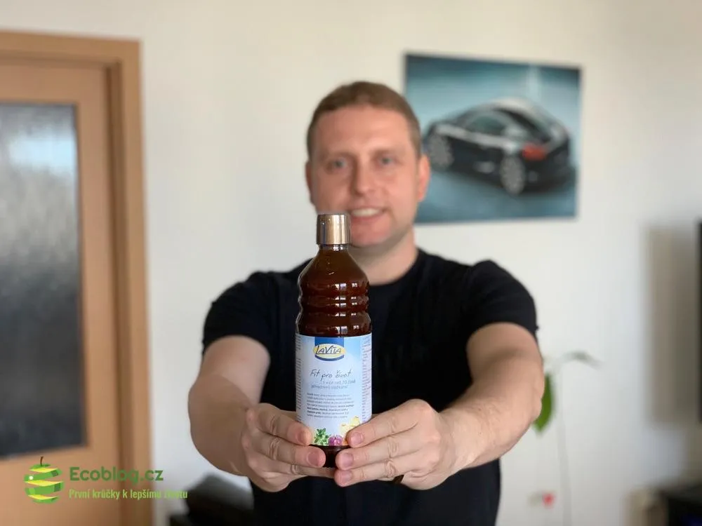 Ruce drží lahev tekutého koncentrátu LaVita s vitamíny