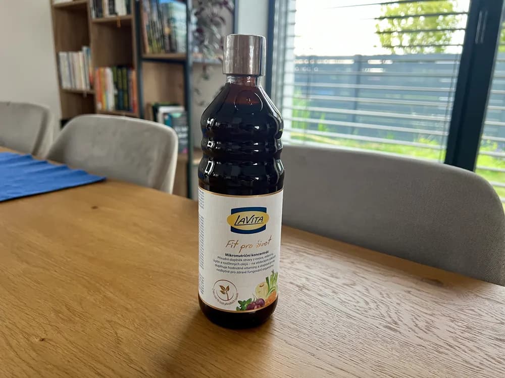 Lahev mikronutričního koncentrátu LaVita Fit pro život na dřevěném stole