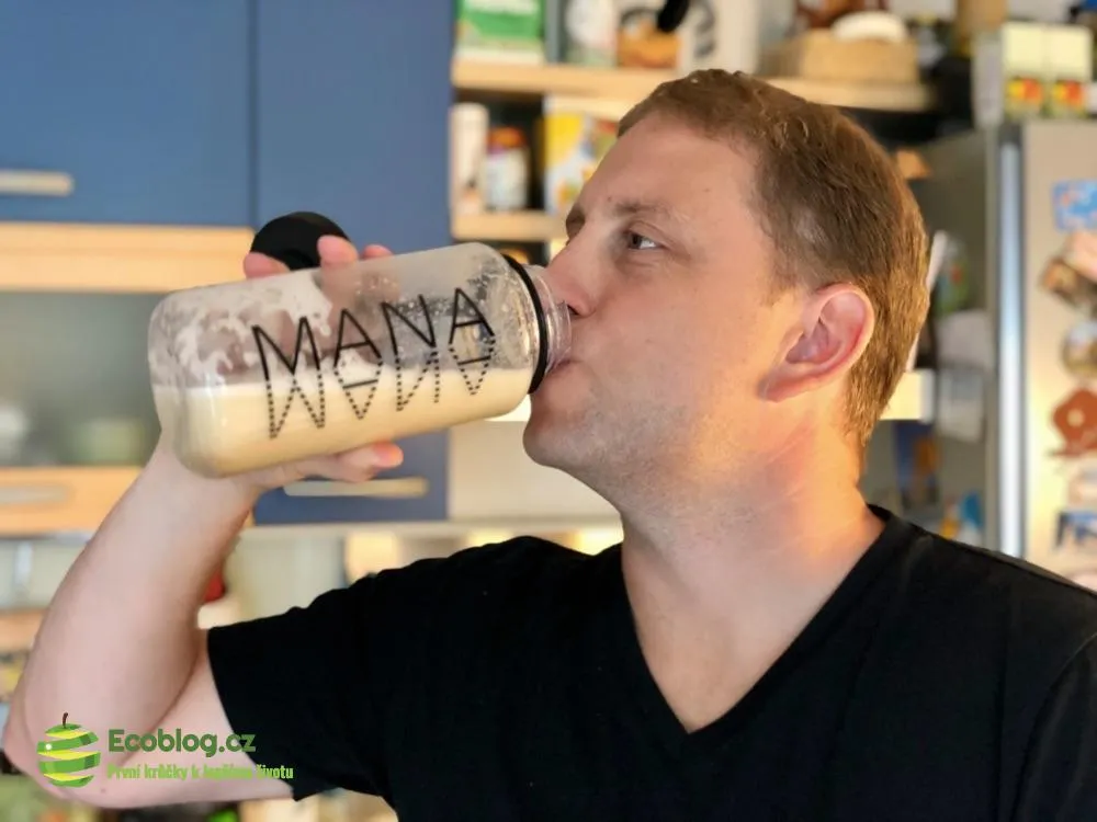 Sada produktů Mana s práškem a hotovými drinky pohromadě po testování