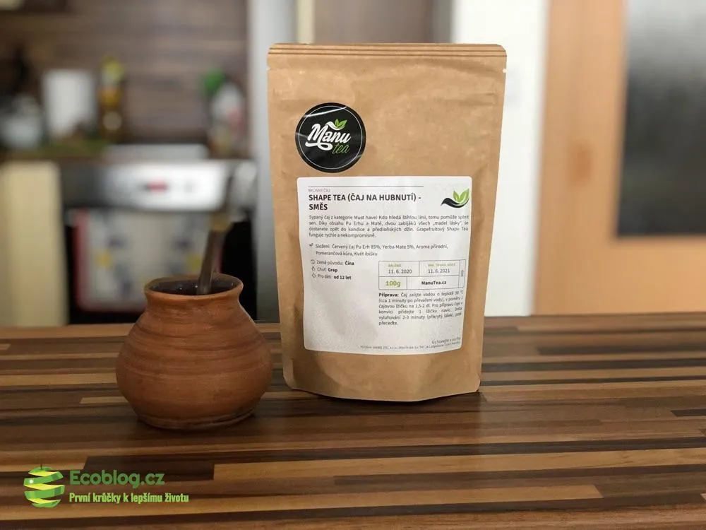 Našlehaná čínská matcha China ve sklenici