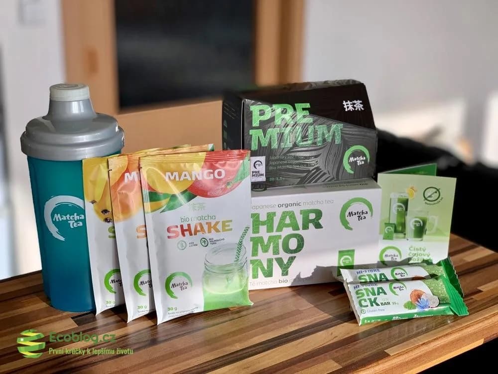 Produkty Matcha Tea z japonského zeleného čaje připravené k domácímu testu