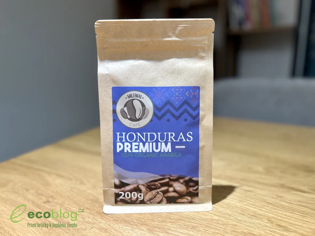 Připravený šálek čerstvě uvařené kávy Milenial Café