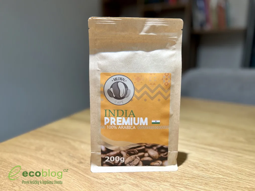 Otevřený balíček zrnkové kávy Milenial Café s viditelnými zrny