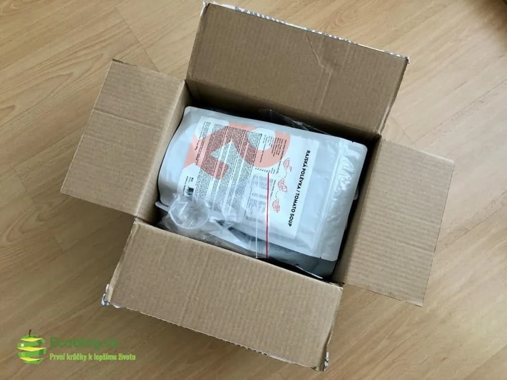 Obsah balení Mix & Slim vyskládaný na stole, koktejl, polévka, shaker a odměrky