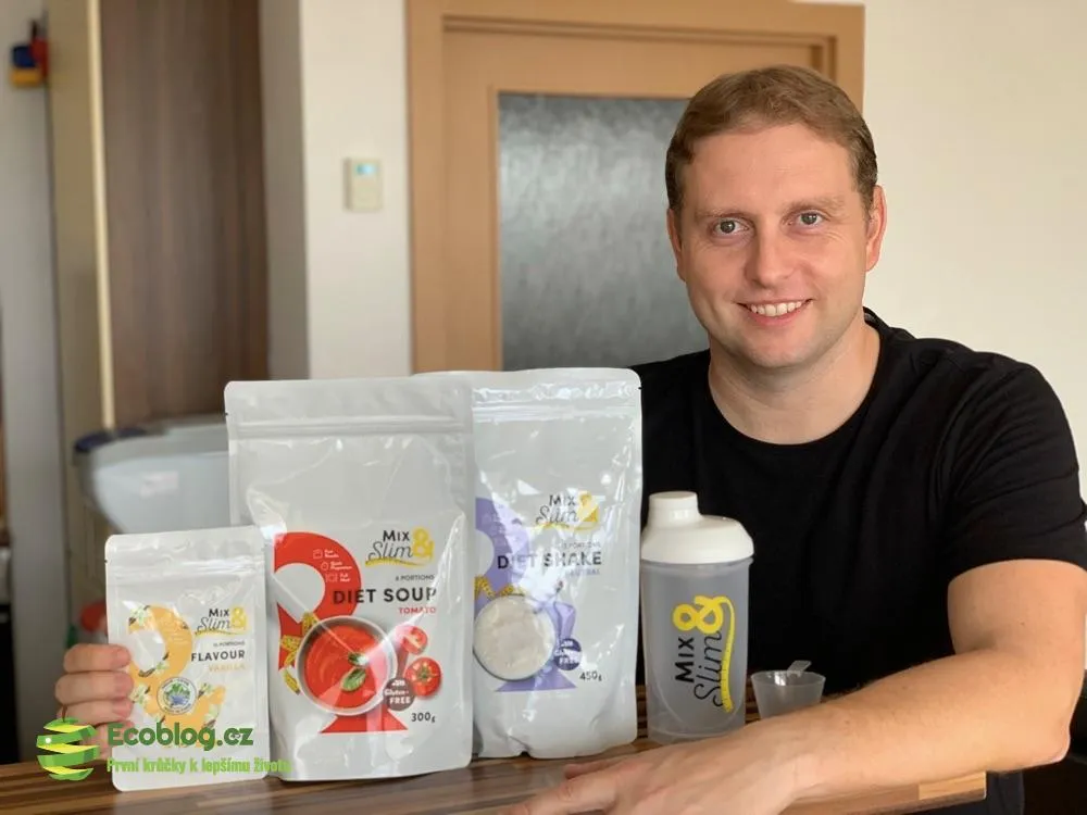 Příprava dietního koktejlu Mix & Slim v shakeru s odměrkou prášku