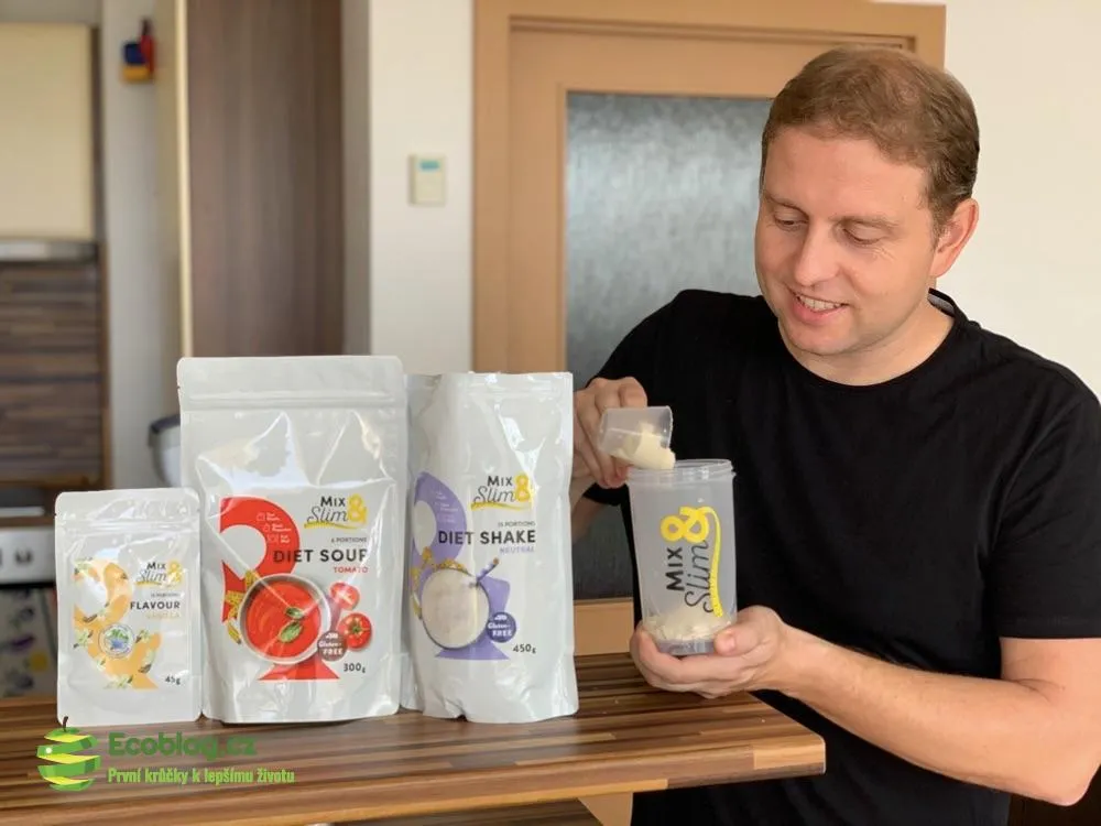 Hotová rajská polévka Mix & Slim v misce na stole