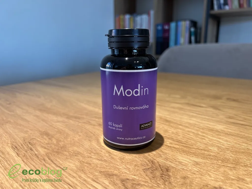 Detail kapslí Modin od ADVANCE Nutraceutics se složením z třezalky tečkované