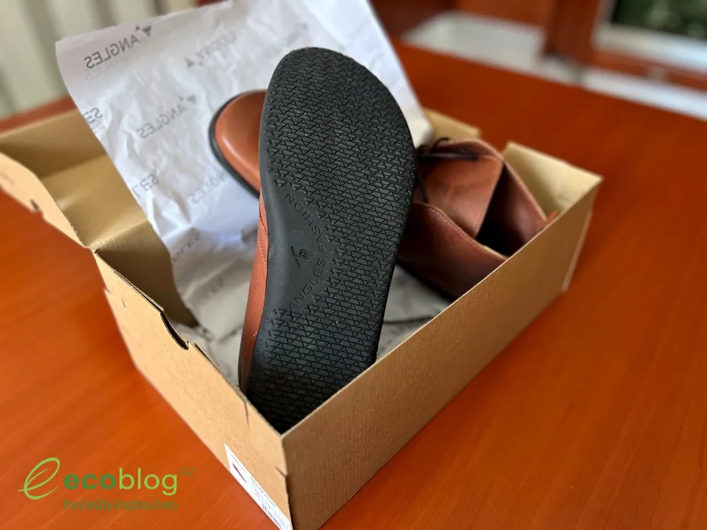 Celkový pohled na barefoot boty Angles Atlas Nut z hnědé kůže