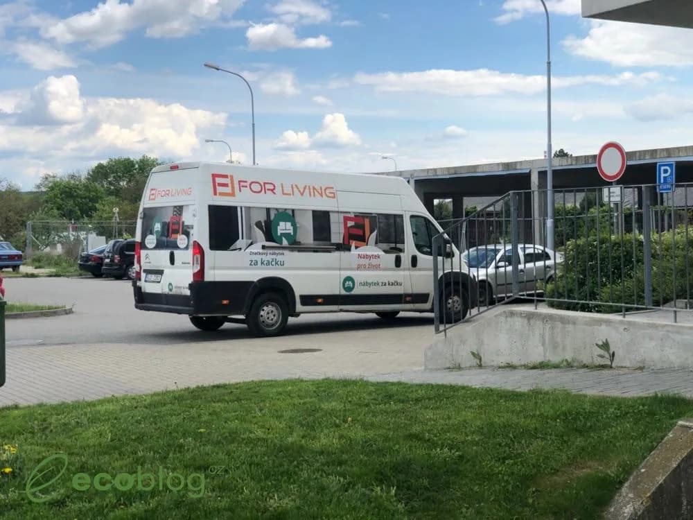 Montáž konferenčního stolku Oscars z e-shopu Forliving