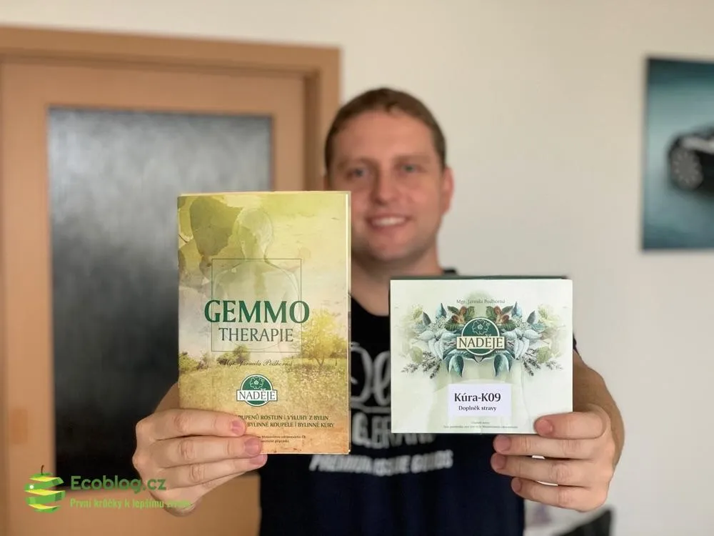 Recenzent drží knihu Gemmoterapie a krabičku kúry K09 od Naděje Byliny