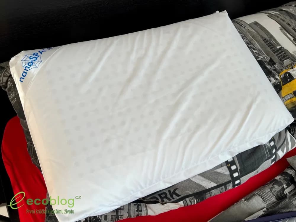 Ortopedický polštář nanoSPACE položený na posteli po převlečení
