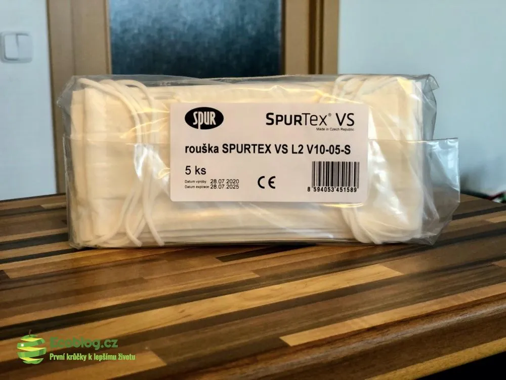 Nano rouška SpurTex od nanoSPACE s nanovlákennou membránou v ruce