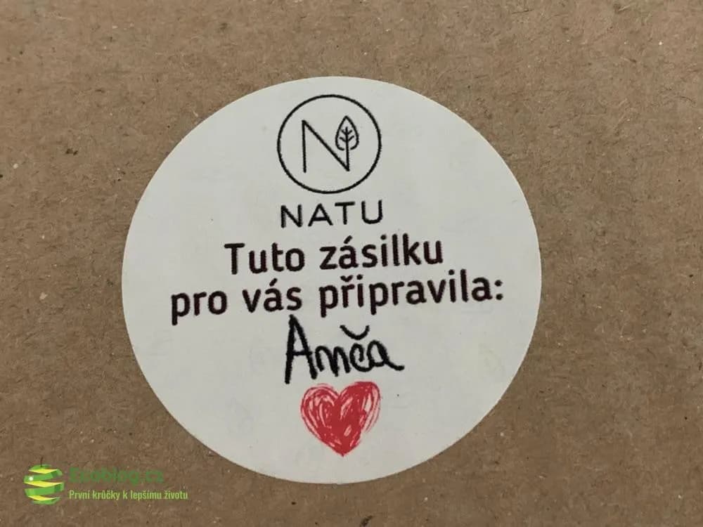 Rozbalená zásilka NATU s jednotlivými produkty na stole