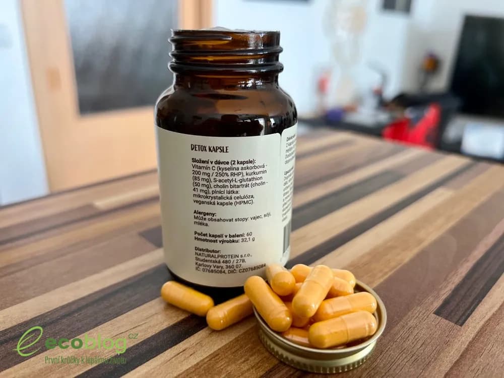 Kapsle NaturalProtein Detox připravené k užití s vodou