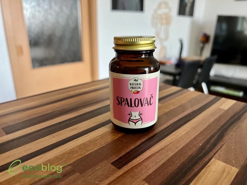 Spalovač tuků NaturalProtein připravený k užití u sklenice vody